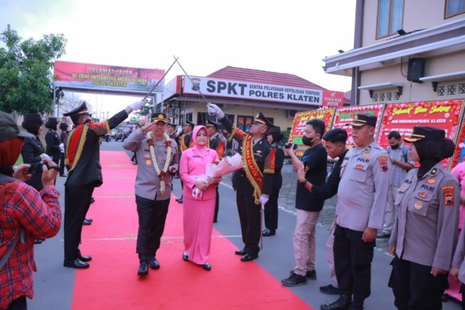 EMBAN AMANAT: Penyambutan Kapolres Klaten yang baru AKBP Warsono dengan tradisi pedang pora di Mapolres Klaten pada Rabu (3/5/2023). (DOK. POLRES KLATEN)