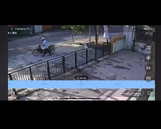 BARANG BUKTI: Tangkapan layar CCTV yang merekam aksi pencurian sepeda motor di Desa Belangwaten, Kecamatan Klaten Utara, Selasa (2/5) malam. (Dokumentasi @infocegatanklaten)