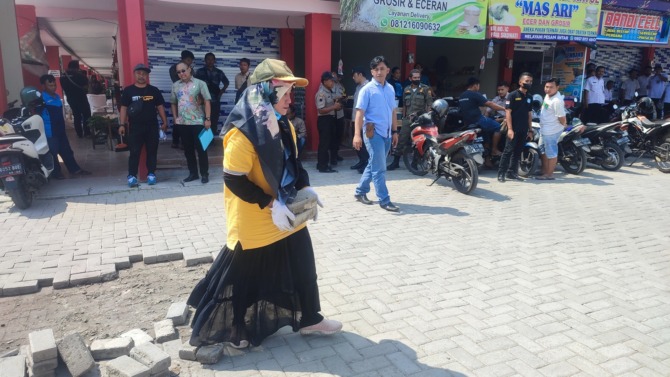 KECEWA: Sub kontraktor proyek Pasar Sukowati membongkar hasil pekerjaanya berupa pavingisasi halaman pasar, Rabu (31/5/2023). (AHMAD KHAIRUDIN/RADAR SOLO)