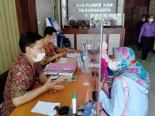 CARI INFO: Posko pelayanan PPDB yang dibuka di kantor Dinas Pendidikan Kota Surakarta, tahun lalu. (SEPTIAN REFVINDA/RADAR SOLO)