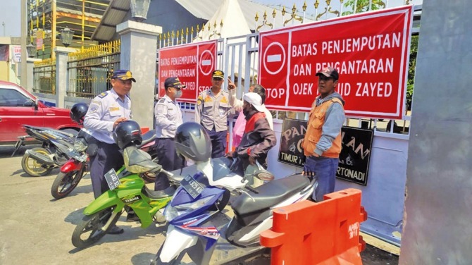 SOSIALISASI: Penertiban ojek yang mangkal di jalur bus priority Terminal Tipe A Tirtonadi Surakarta, Minggu (21/5/2023). (ANTONIUS CHRISTIAN/RADAR SOLO)