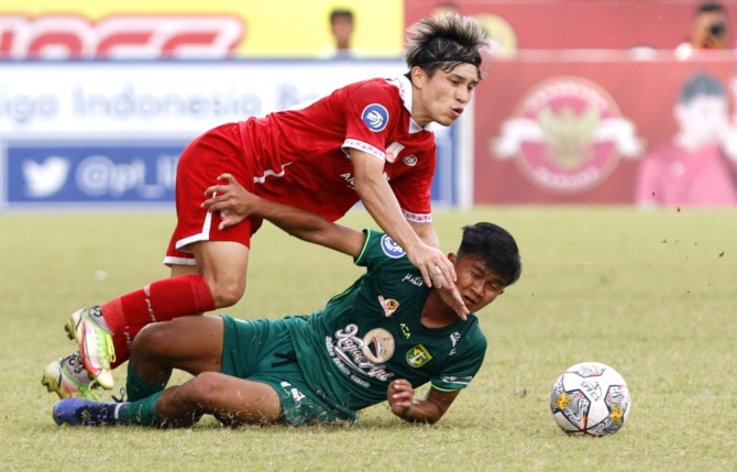 Ryo Matsumura saat masih berseragam Persis Solo saat menghadapi pemain Persebaya. Pemain asal Jepang ini resmi menjadi bagian dari skuad Persija Jakarta. (ANGGER BONDAN/JAWA POS)