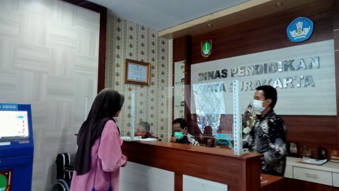 TRANSPARANSI: Posko PPDB Disdik Kota Surakarta siap melayani orang tua siswa. (SEPTIAN REFVINDA/RADAR SOLO)