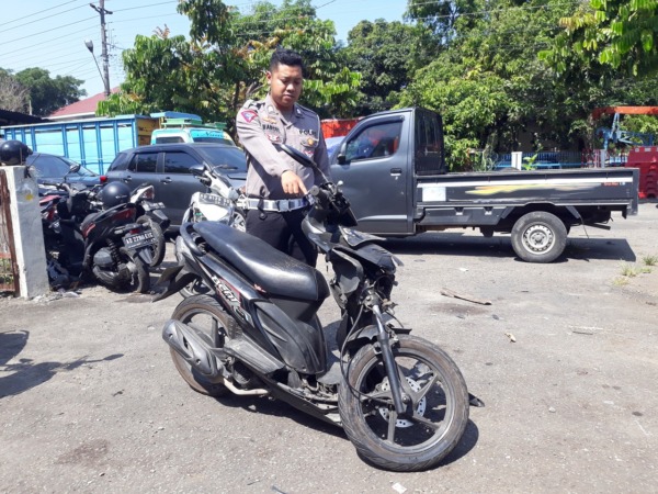 RINGSEK: Personel Unit Gakkum Satlantas Polres Klaten saat menunjukan motor yang terlibat kecelakaan tersebut.