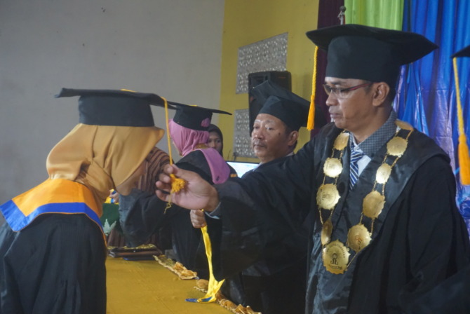 LEGA: Kepala SMK Muhammadiyah Delanggu Nasrodin dalam proses akhirussanah kepada siswa yang lulus di Gedung Grand Haji, Desa Krecek, Kecamatan Delanggu, Rabu (3/5/2023). (ANGGA PURENDA/RADAR SOLO)