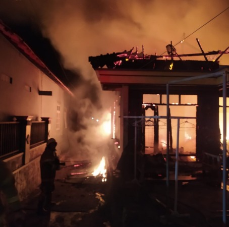 Rumah sekaligus tempat usaha penggorengan kerupuk di Desa Gondangan, Kecamatan Jogonalan ludes terbakar (Dokumentasi Satpol PP dan Damkar Klaten)