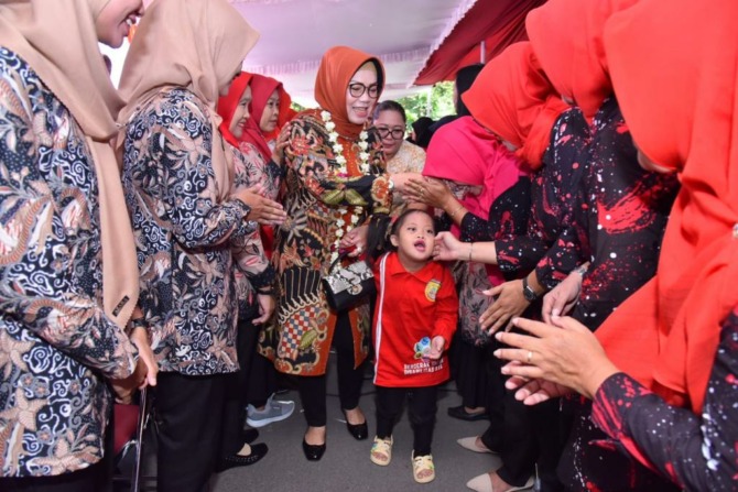 CERIA: ABK digandeng Bupati Sukoharjo Etik Suryani saat peresmian sanggar inklusi di Kecamatan Sukoharjo, kemarin. (IWAN KAWUL/RADAR SOLO)