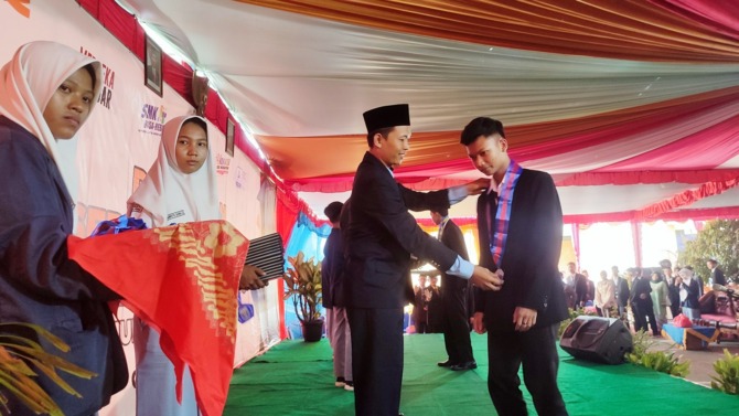 SDM UNGGULAN: Kepala SMK Sakti Gemolong Heru Setyoko saat pelepasan siswa putra kelas XII, Sabtu (13/5/2023). (AHMAD KHAIRUDIN/RADAR SOLO)