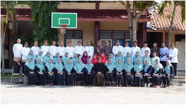 Foto bersama antara para guru dan staff SMKN 1 Klego Boyolali sebelum acara pelepasan para siswa kelas XII. (ISTIMEWA)