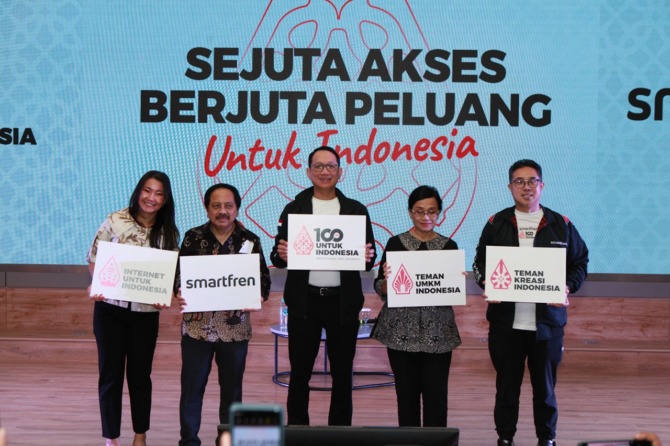 (dari kiri-kanan) Gisela Lesmana selaku Director Investor Relations & Media, Smartfren, Merza Fachys selaku President Director Smartfren, Andrijanto Muljono  Chief Commercial Officer Smartfren, Nining I. Soesilo selaku Penasihat PEBS FEBUI; dan Roberto Sa