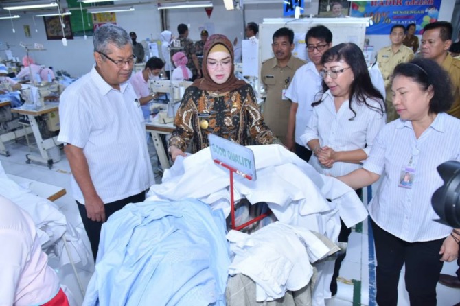 PANTAUAN: Bupati Sukoharjo Etik Suryani sambangi perusahaan tekstil di Kota Makmur, belum lama ini. (IWAN KAWUL/RADAR SOLO)