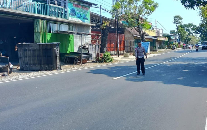 Polisi menunjukkan lokasi kecelakaan pelajar di jalan Solo-Purwodadi, Desa Selokaton, Kecamatan Gondangrejo, Karanganyar, Sabtu (27/5) pagi. (RUDI H/RADAR SOLO)