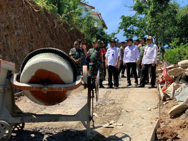 Forkompimda menunjau pengerjaan jalan dalam program TMMD di Desa Golo Kecamatan Puhpelem Rabu (10/5). (IWAN ADI LUHUNG/RADAR SOLO)