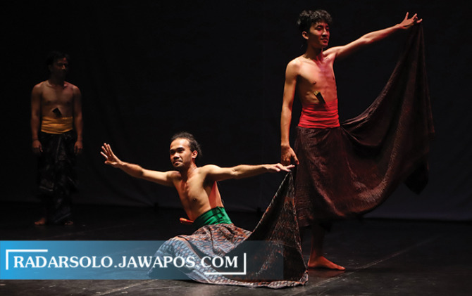 PENGHAYATAN: Tiga performer menari Igel Jongkok sembari berdialog, dalam ajang The (Famous) Squatting Dance di Teater Arena, Taman Budaya Jawa Tengah, Rabu malam (10/5/2023). (M. IHSAN/RADAR SOLO)