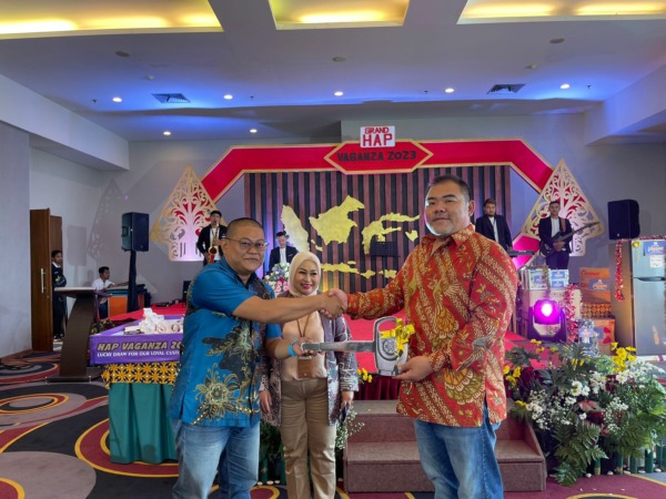 MERIAH: Proses penyerahan hadiah dalam undian berhadiah Vaganza yang digelar Grand HAP Hotel Solo di Wijaya Kusuma Ballroom Grand HAP Hotel Solo, Kamis (4/5/2023). (ISTIMEWA)