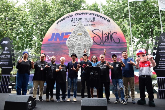 Jajaran manajemen JNE berfoto bersama Slank setelah konferensi pers yang digelar Rabu (3/5) di halaman JNE Pusat Jl. Tomang Raya 11 Jakarta Barat. (ISTIMEWA)