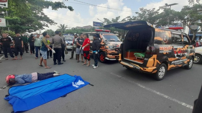 Proses evakuasi korban yang meninggal usai mengalami kecelakaan tunggal menabrak pohon di Jalan Lawu. (RUDI HARTONO/RADAR SOLO)