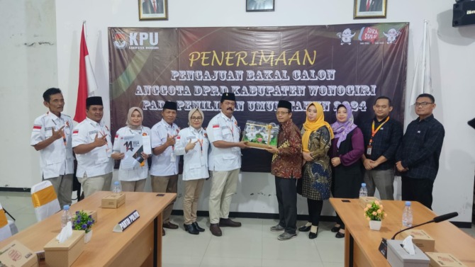 Partai Gerindra mendaftarkan bacalegnya ke Kantor KPU Wonogiri Minggu (14/5/2023). (IWAN ADI LUHUNG/RADAR SOLO)