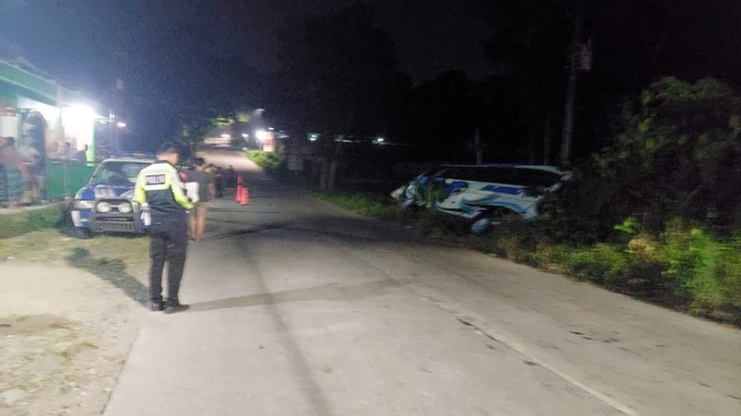 Bus trayek Semarang-Solo terguling di Dusun Baros, Desa Karanggeneng, Boyolali Kota. Tidak korban jiwa dalam kejadian ini. (RAGIL LISTIYO/RADAR SOLO)