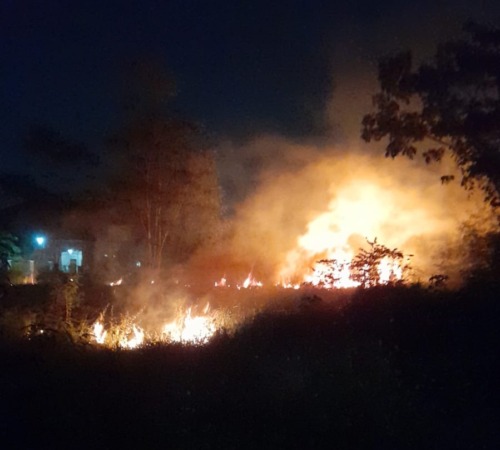 MEMBESAR: Lahan kosong di dekat perumahan Kadilangu, Kecamatan Baki terbakar dan terus membesar, merembet hingga mendekati perumahan warga, Kamis (25/5/2023). Kebakaran ini bermula dari warga yang membakar sampah sembarangan di pinggir lahan tersebut. (IW