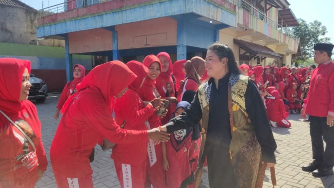 Diah Pikatan Orissa Putri Hapsari atau yang akrab disapa Pinka Haprani saat berkunjung di kantor DPC PDI Perjuangan Wonogiri Minggu (28/5/2023). (IWAN ADI LUHUNG/RADAR SOLO)