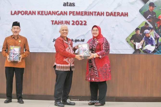 Bupati Sragen Kusdinar Untung Yuni Sukowati terima penghargaan opini WTP dari Kepala BPK Perwakilan Jateng Hery Subowo di Semarang, Jumat (5/5/2023). (DOK.DISKOMINFO SRAGEN)
