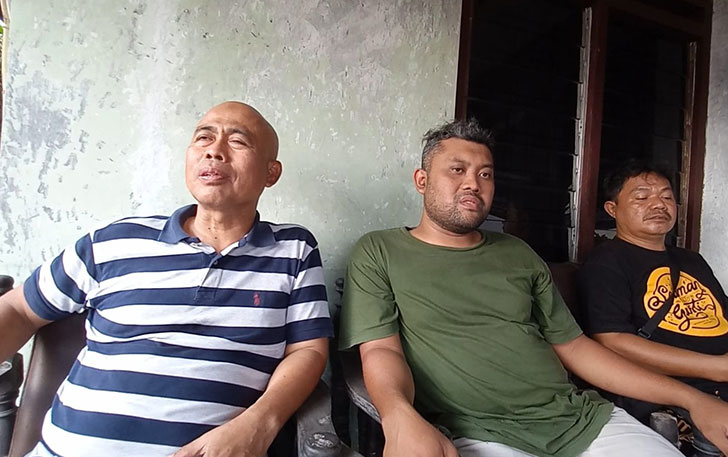 Putra sulung almarhum Benjo, Ridwan Iga Saleh (tengah) bersama rekan duo Benjo, Pangsit Anjasmara (kiri). (SILVESTER K/RADAR SOLO)