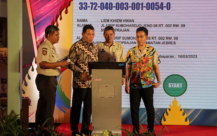 Wali Kota Surakarta Gibran Rakabuming Raka, Wawali Kota Surakarta Teguh Prakosa membacakan pemenang pengundian gebyar hadiah PBB-P2 tahap pertama di Rumah Dinas Wakil Wali Kota Surakarta, Rabu (31/5). (IHSAN/RADAR SOLO)