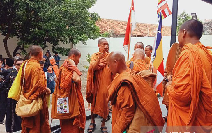 Para Bhante saat bersiap melakukan kembali perjalanan setelah beristirahat di salah satu Vihara di Kabupaten Cirebon, Kamis (18/5). (ANTARA/Khaerul Izan).