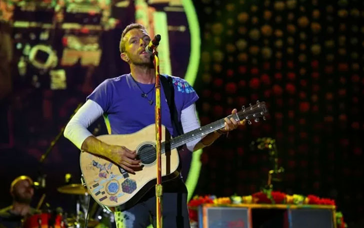 Chris Martin, frontman Coldplay, dalam konser di Mall of Arena, Manila. (ISTIMEWA)