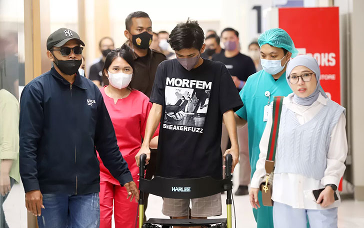 Cristalino David Ozora saat meyapa awak media di Rumah Sakit Mayapada, Kuningan, Minggu (16/4/2023). (Dery Ridwansah/JawaPos.com)