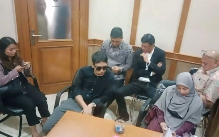 Desta dan Natasha Rizki di Pengadilan Agama Jakarta Selatan.(JawaPos.com/Abdul Rahman)