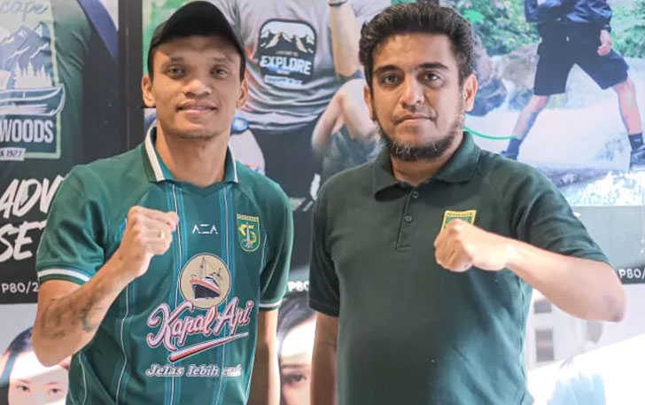 Ferdinand Sinaga (kiri) bersama Manajer Persebaya Yahya Alkatiri. Musim lalu, bersama Persis Solo, Ferdinand bermain 27 kali dan mencetak dua gol (Persebaya Surabaya)