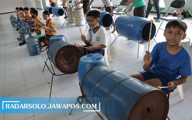 TERAMPIL: Sejumlah siswa salah satu SD swasta di Kota Solo berlatih memainkan musik rangkas di sekolah setempat, kemarin. (M. IHSAN/RADAR SOLO )