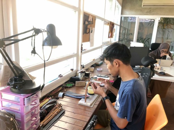 Pekerja Eboni Watch dengan teliti merakit satu per satu bagian jam tangan berkualitas. (ist)