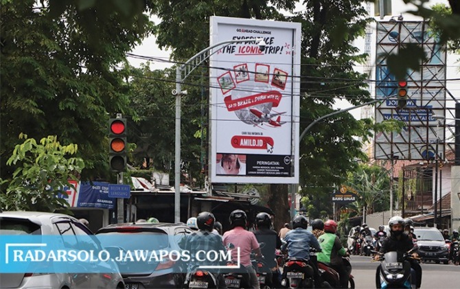 PERTEGAS ATURAN: Pemasangan iklan rokok diperbolehkan di luar kawasan pendidikan. (M. IHSAN/RADAR SOLO)
