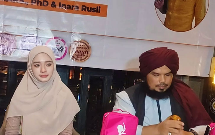 Inara Rusli (kiri) didampingi Ustad Derry Sulaiman ketika memutuskan untuk melepas cadar yang selama ini dikenakannya (Abdul Rahman/JawaPos.com)
