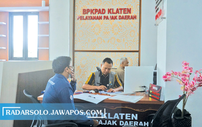 PROFESIONAL: Layanan pajak daerah oleh petugas Badan Pengelolaan Keuangan, Pendapatan dan Aset Daerah (BPKPAD) Klaten di Mal Pelayanan Publik (MPP), Desa Semangkak, Kecamatan Klaten Tengah. (ANGGA PURENDA/RADAR SOLO)