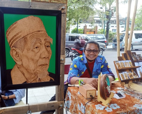 TAMPIL BEDA: Beragam hasil karya lukisan Setyawan dengan media kayu. (ANTONIUS CHRISTIAN/RADAR SOLO)