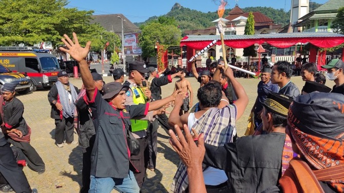 Simulasi penanganan amuk massa oleh Polisi RW di Alun-Alun Giri Krida Bakti Wonogiri, Kamis (25/5/2023).