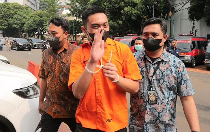 Mario Dandy Satriyo saat akan menjalani pemeriksaan kesehatan di Biddokkes Polda Metro Jaya sebelum diserahkan ke Kejaksaan, Jumat (26/5). (Dery Ridwansah/JawaPos.com)