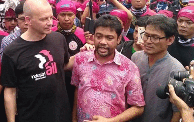 Presiden Konfederasi Serikat Pekerja Indonesia (KSPI) Said Iqbal serukan enam tuntutan dalam aksi turun ke jalan peringatan May Day di kawasan Patung Kuda Arjuna Wijaya, Jalan Merdeka Barat, Jakarta, Senin (1/5). (Istimewa)