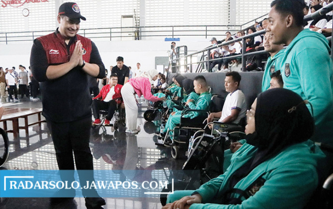 BERI PERHATIAN: Menpora Dito Ariotedjo tinjau pelatnas basket kursi roda di Gor Sritex Arena, Senin (8/5/2023). Kegiatan ini untuk melihat persiapan atlet pelatnas NPC Indonesia yang akan berjuang di Asean Para Games 2023 Kamboja. (M. IHSAN/RADAR SOLO)
