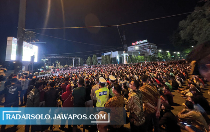 BERI DUKUNGAN: Suasana nonton bareng pertandingan partai final antara Timnas Indonesia versus Timnas Thailand di depan Balaikota Surakarta, Selasa (16/5/2023). (MANNISA ELFIRA/RADAR SOLO)