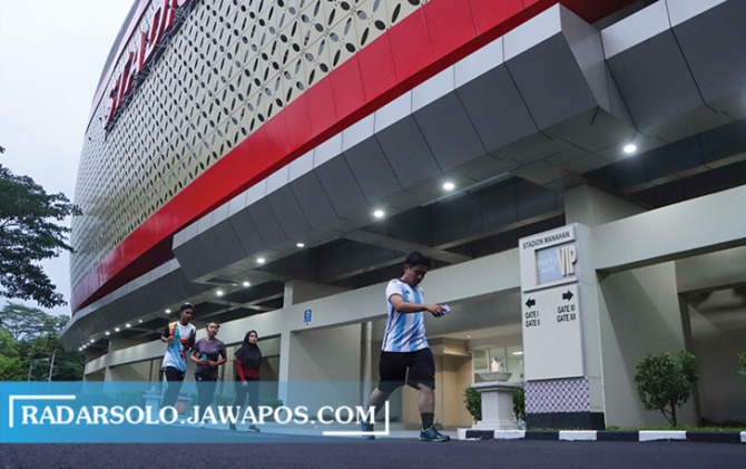 DIBUKA MALAM: Warga sedang menikmati olahraga sore di kawasan Stadion Manahan kemarin (3/5/2023). (M IHSAN/RADAR SOLO)