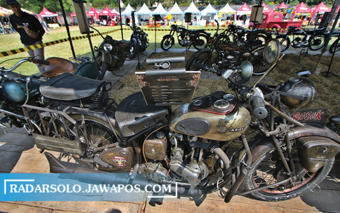 KELANGENAN JURAGAN: Pameran motor klasik di Benteng Vastenburg, Sabtu (20/5/2023). Harga per unitnya mencapai puluhan hingga ratusan juta rupiah. (ARIEF BUDIMAN/RADAR SOLO)