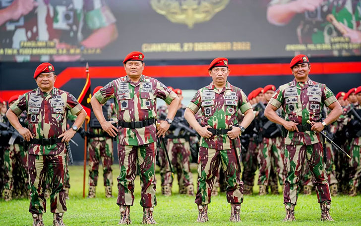Dari kiri, KSAD Dudung Abdurachman, Panglima TNI Yudo Margono, Kapolri Listyo Sigit Prabowo, dan Danjen Kopassus Iwan Setiawan usai pembaretan Baret Merah Kopassus. (Mabes Polri untuk JawaPos.com)