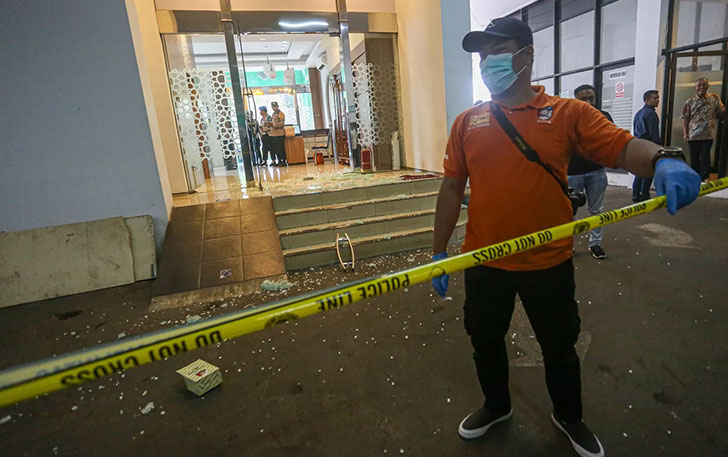 Petugas kepolisian memasang garis polisi di tempat kejadian perkara (TKP) dugaan penembakan di Kantor Majelis Ulama Indonesia (MUI) Pusat, Jakarta, Selasa (2/5). (Miftahul Hayat/ Jawa Pos)