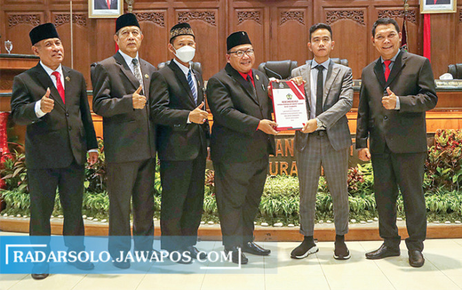 Penyerahan Laporan Keterangan Pertanggungjawaban (LKPj) Wali Kota Surakarta Tahun Anggaran 2022 kepada pimpinan DPRD Kota Surakarta dalam rapat paripurna di Gedung Graha Paripurna, Jumat (5/5/2023). (M. IHSAN/RADAR SOLO)