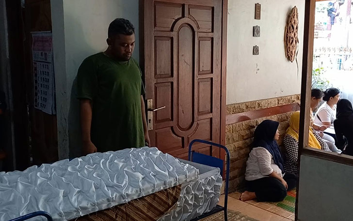 Putra pertama almarhum Benjo, Ridwan Iga Saleh berada di dekat peti almarhum Benjo di rumah duka Kampung Kedung Tungkul RT 03 RW 06 Kelurahan Mojosongo, Kecamatan Jebres, Jumat (26/5). (SILVESTER K/RADAR SOLO)